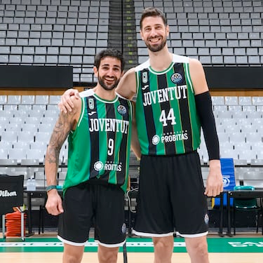 CJBOutOfContext's tweet image. Dia 22 demanant a la @Penya1930 i a @JomaSport l'equipació de la @BasketballCL per l'amor de déu.