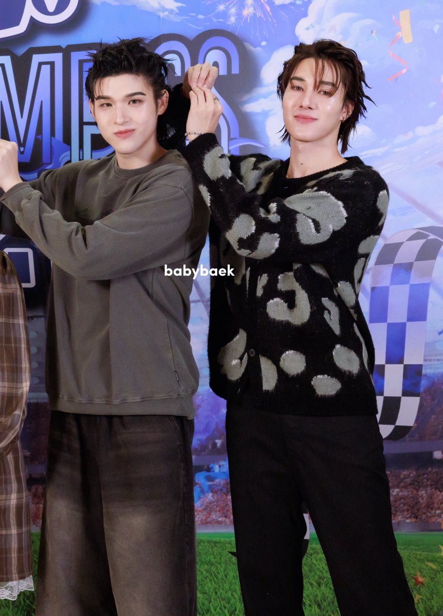 นี่บรีฟว่านิดโบว์ให้คนข้างๆน้า เอ็นดูนานิมากเลยเขย่งติดโบว์ให้สกายด้วย แล้วชีโคตรเคะ สกายยิ้มมุมปากอีกหล่อโคตรรรร ㅠㅠㅠㅠㅠㅠㅠㅠㅠㅠㅠㅠㅜㅠㅜㅠㅠㅠㅠㅜㅜ🦮🐈‍⬛🩵🩷🎀🤏🏻