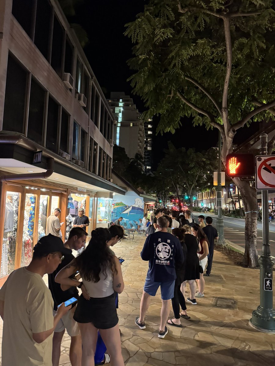 PatrickSentner's tweet image. A 45+ minute wait at 7:45 on a Monday in Waikiki?  Any chance we will see the same in Pittsburgh?