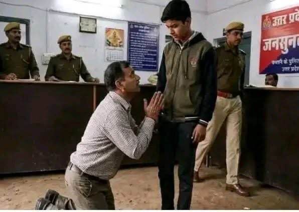 ।

फेसबुक पर किसी की यह पोस्ट दिखी। 
निगाह ठहर गयी। 

देवरिया जिले के सदर कोतवाली की बताई जाती है। कक्षा 11 में पढ़ने वाले किशोरवय लड़के को पिता ने किसी बात पर डांट दिया। 
●●
बेटे को इतना बुरा लगा कि कोतवाली पहुंच गया। पिता पर पिटाई करने का आरोप लगाते हुए तहरीर दे दी। पुलिस ने