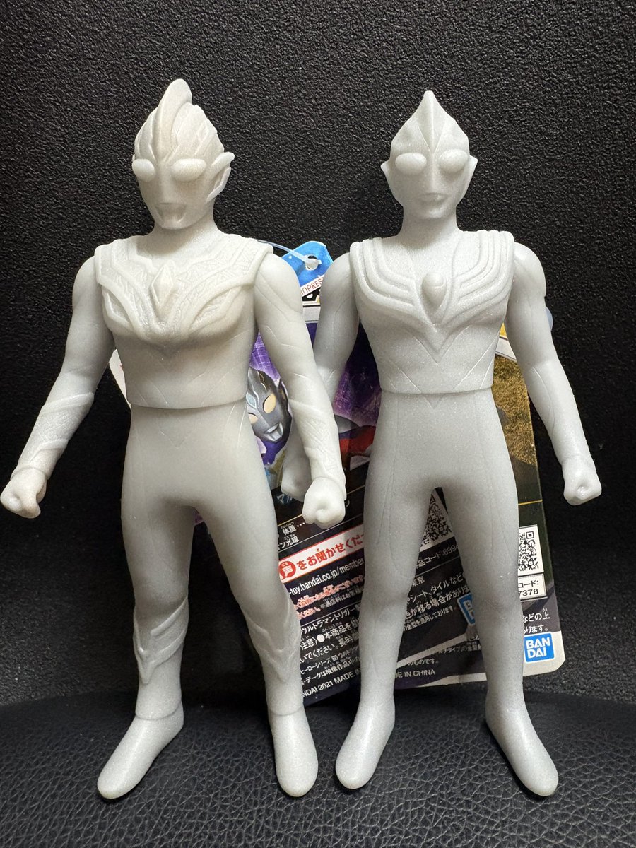 てぃがー ティガとトリガーの石像が同スケールで並べられのも嬉しいですね！この