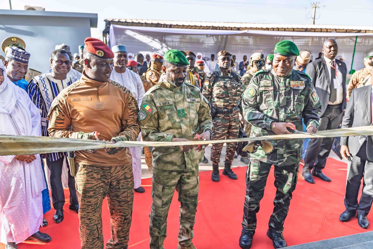 PresidenceMali's tweet photo. Le Président du Faso, le Président de la Transition du Mali, , ainsi que le Président de la République du Niger, ont procédé, ce mardi 23 décembre 2025 à Bamako, à l’inauguration officielle de la Télévision de la Confédération des États du Sahel (Télévision AES). https://t.co/bHkPe4VaRO
