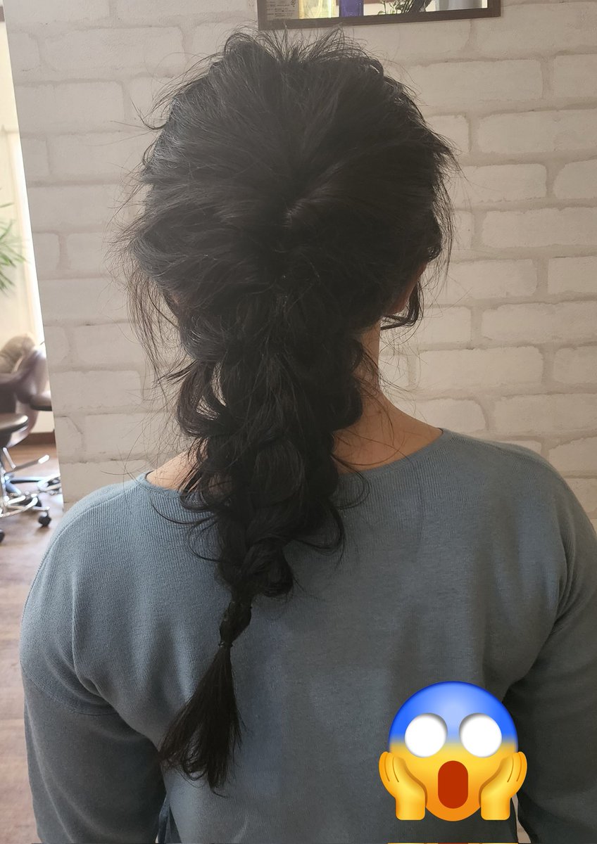 左のヘアセットを希望して、事前にLINEで画像を送って「くるりんぱで