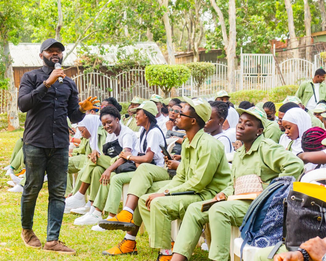 Scaleupfound's tweet photo. Always happy pouring into the younger generation. Exactly a year after helping launch the DL4ALL project with NYSC volunteers, their work has impacted several thousand lives across Nigeria. Grateful to be part of this transformative journey. #DL4ALL #CommunityImpact #Nigeria https://t.co/79yvCmDJHj