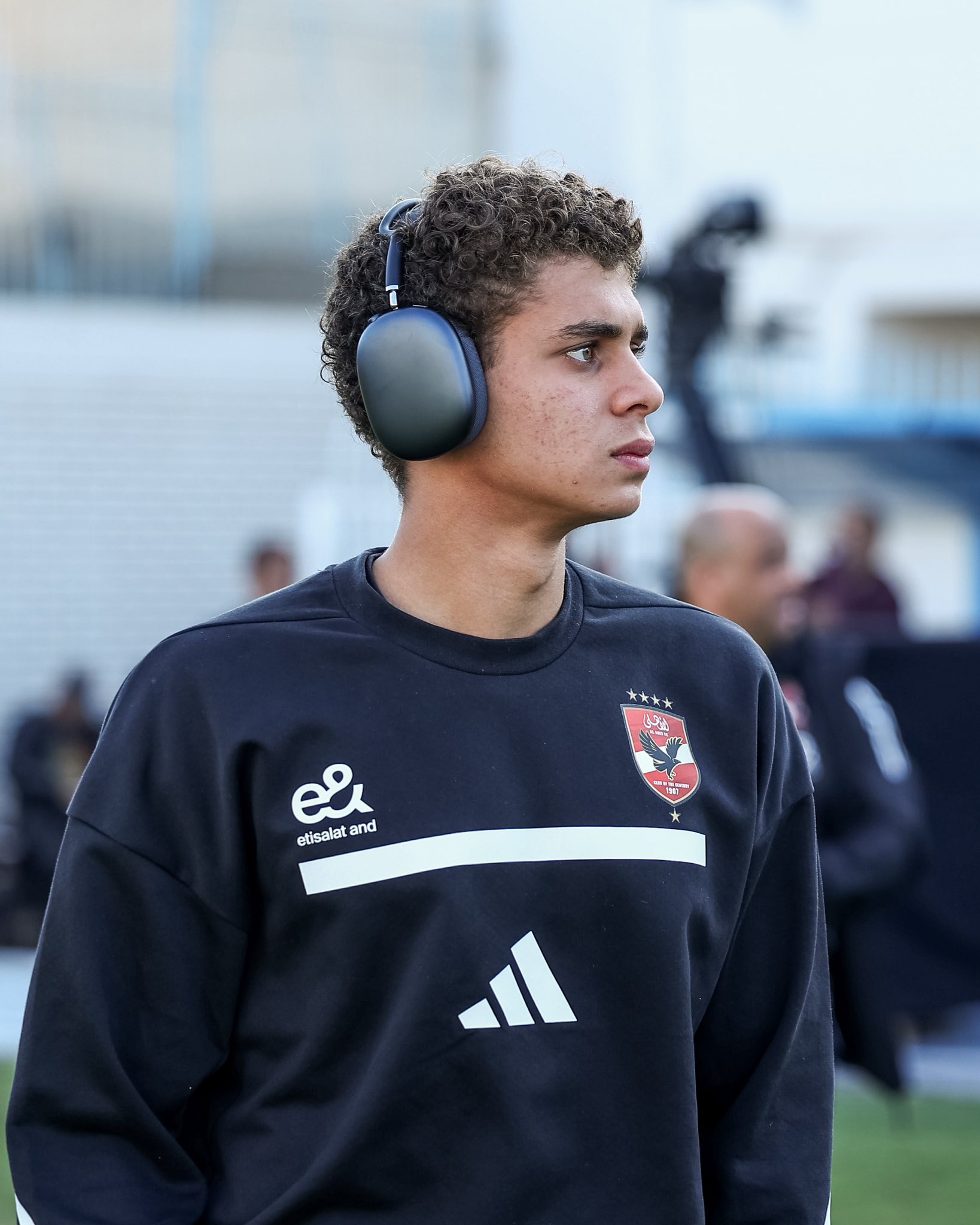 لقطات وصول لاعبي الأهلي إلى ملعب غزل المحلة. VIA 