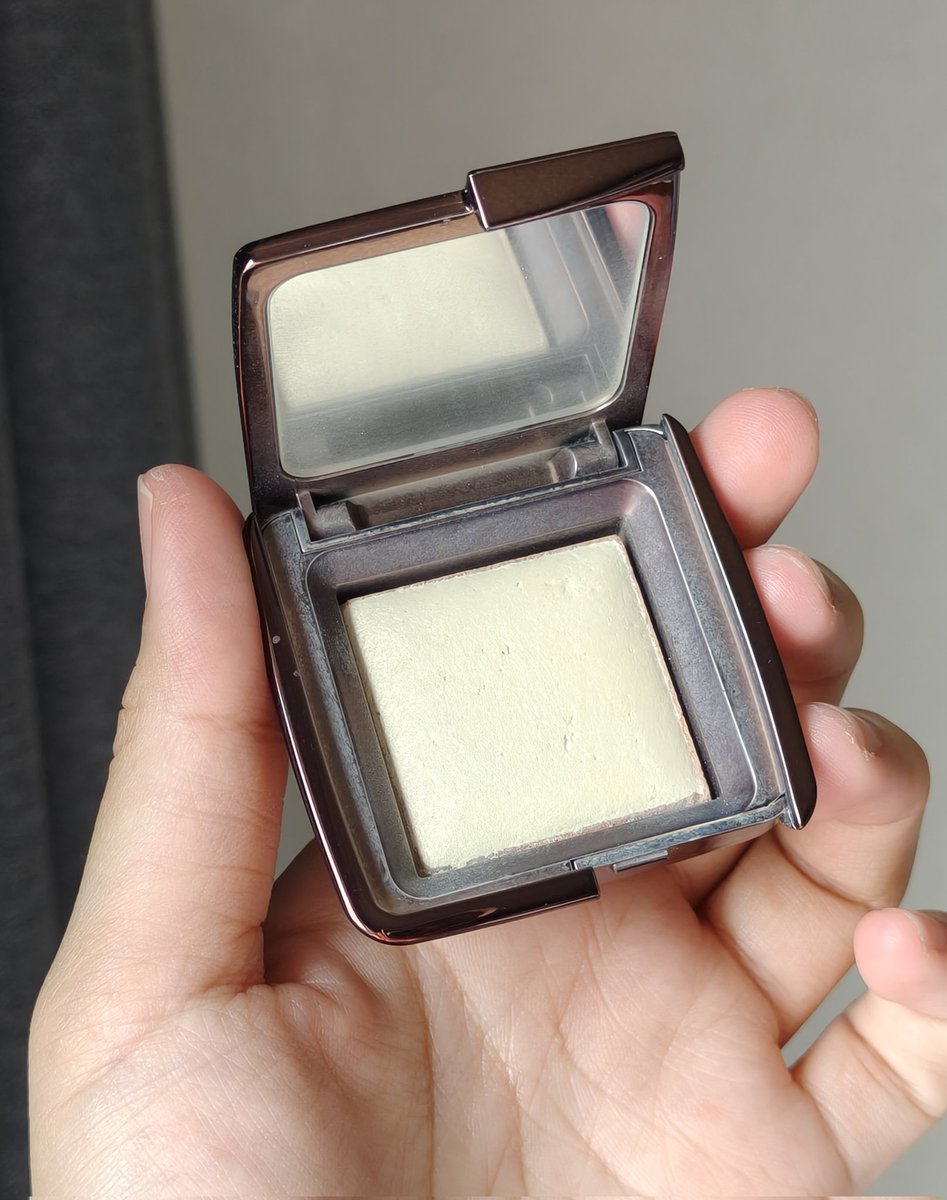 สุดท้ายหมวดแป้งจะขาดตัวนี้ไม่ได้ Hourglass ต้นตำรับแป้งหน้าฟ้า ถ้าแกเซตแป้ง แล้วรู้สึกหน้าแมตต์ด้านเกิน เอาตัวนี้ไปลง ให้งานผิวรวมนวลผ่องเหมือนผิวดีแต่เกิด เล่นน้ำ เล่นแสง สวย แบบเพื่อนจับไม่ได้ ทาอะไรมา แต่งหน้าโบ้ๆเบ้ๆ เซตขั้นตอนสุดท้าย ผิวยังสวยเลย เราใช้ Dim light ผิวสองสีนะ