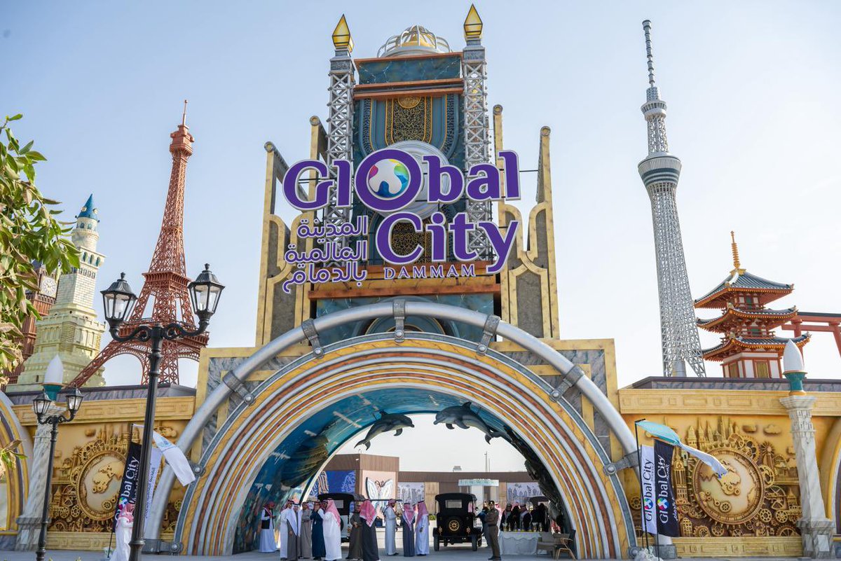 SaudiNews50's tweet image. الاثنين القادم الشرقية تفتح أبوابها للعالم..

افتتاح المدينة العالمية الضخمة بالدمام:

•منطقة ألعاب ترفيهية متكاملة بمساحة تتجاوز 17,000 م²، وساحة تزلج كبرى مفتوحة، ومطاعم عالمية وأنشطة عائلية.

•المساحة الإجمالية للمشروع تفوق 600,000 م² (برية ومائية).

•تصميم عصري مبتكر يدمج…