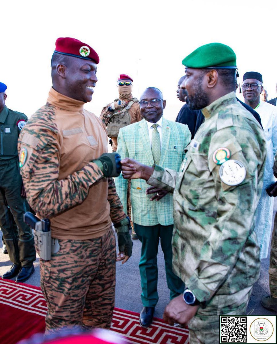 beyondB_DAG's tweet photo. 🇧🇫🇳🇪🇲🇱Look at the fraternal bonds. Look at the love, the desire to change the lives of our people. The desire to take back control of Africa, and restore sovereignty to the rightful owner, the African people.

Are you not excited fellow Africans? https://t.co/sJARpHmZC4