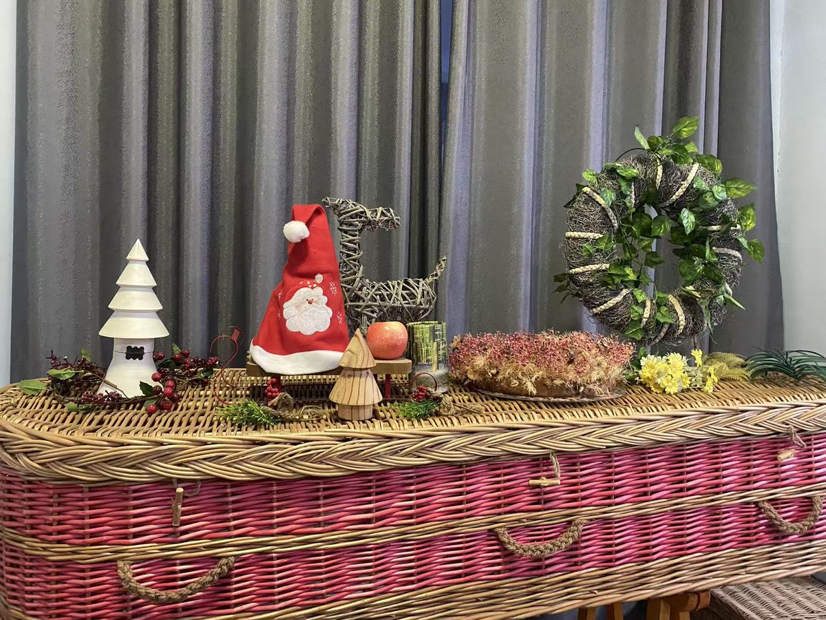 phoenix_coffin's tweet photo. As the year 2025 draws to a close, we wish you a joyful Christmas Eve and a peaceful Christmas Day! May the new year bring you and your team health, happiness, and continued success #phoenixnestcoffins #willowcaskets #coffinsuppliers #greenfuneral @everyone @followers https://t.co/6ORNjkuUj7