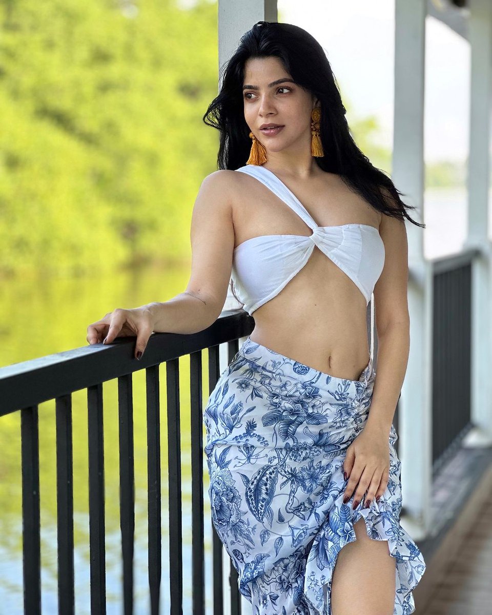 anshika2118's tweet photo. कहानियों में तेरी
अगर नाम न भी रहा मेरा,
तो भी हर मोड़ पर
मेरी ख़ामोशी की छाया
तेरे साथ चलेगी।

जिक्र न कर तू मेरा
किरदारों की भीड़ में,
पर यक़ीन रख—
पर्दा गिरने तक
सबसे गहरी ��ाप
हम ही छोड़ेंगे https://t.co/NvVvN85d7R