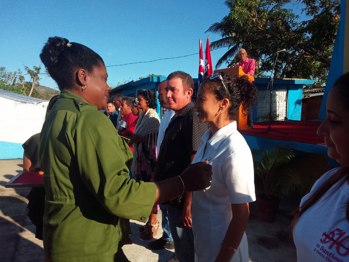 En la comunidad de Dos Palmas, del municipio Palma Soriano, celebramos el acto provincial por el aniversario 67 del Triunfo de la Revolución. En #SantiagoDeCuba evocamos a #FidelPorSiempre en el año de su centenario, con el compromiso de defender su legado.
#UnPuebloEnRevolución