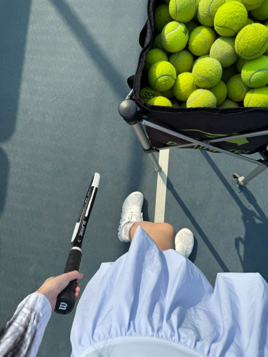 MANISHWAGDE's tweet image. Courtside chic vibes 💜 Who’s ready to rally #GameSetStyle