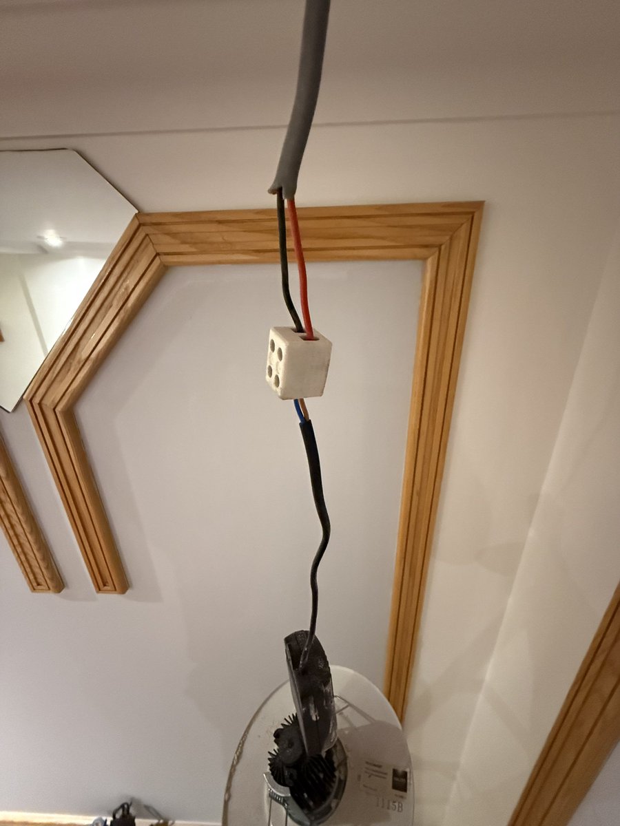 SolutionsEM's tweet image. Electrical maintenance you always find hidden problems….