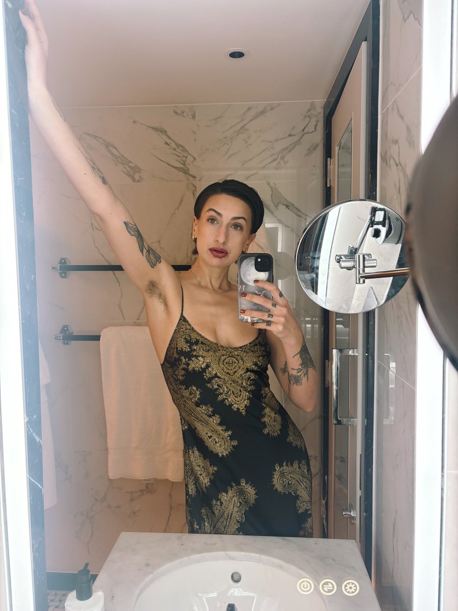 datesaint's tweet image. Dinner with some truly excellent women 🦪