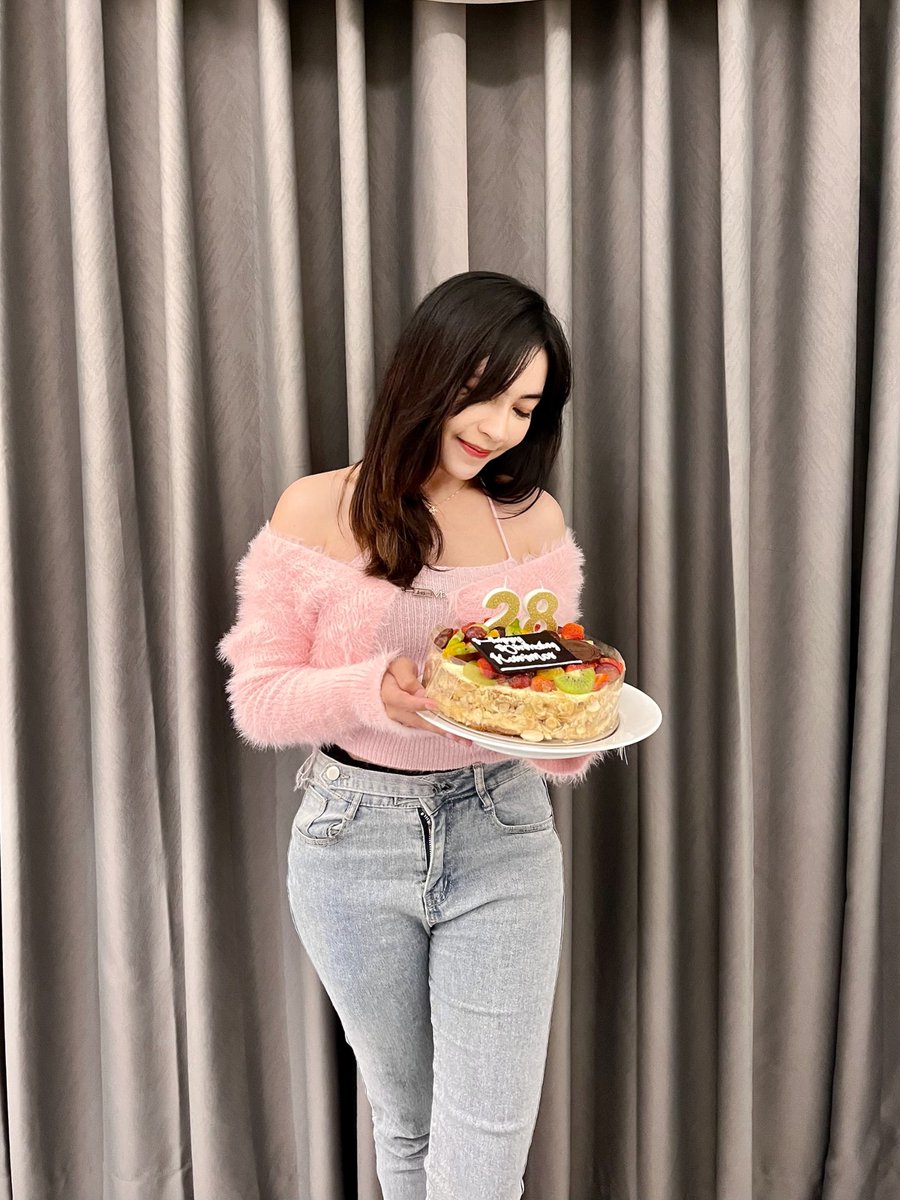 karimakayyim's tweet image. Hi guys! So, yesterday was my birthday and I have something for you as a gift from me; belajar Makroekonomi dengan mudah. Aku bikin ginian intinya buat jawab pertanyaan2 sederhana:

- Apa efeknya kalo Bank Indonesia nurunin suku bunga?
- Kenapa kalo The Fed (bank central US)…