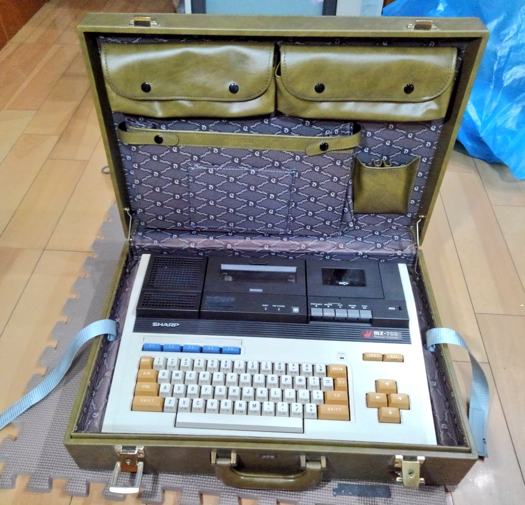 レトロな机 本当に不可能がないんだよなあ… #MZ721 #PCG700 #MZ1X04R #MZ731 #MZ1X04G