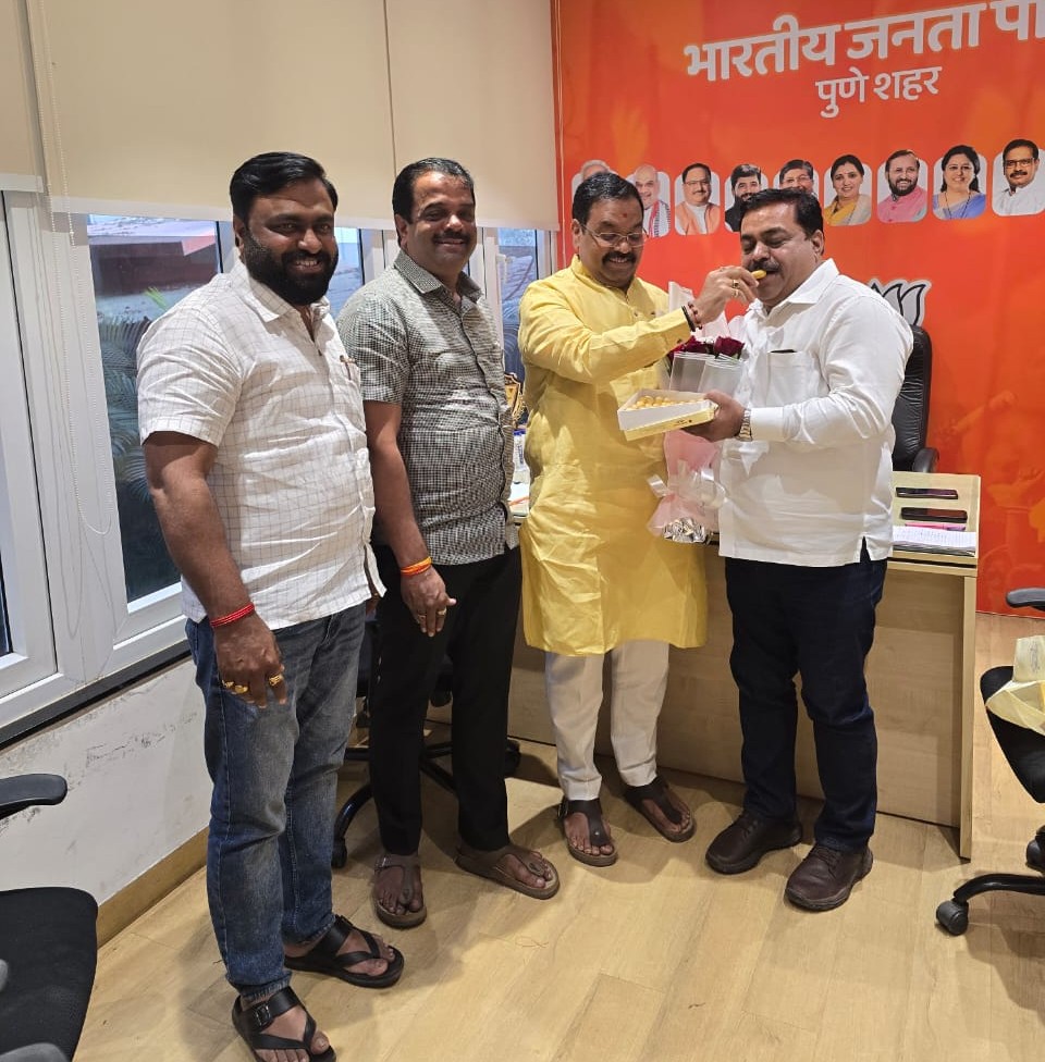 PandeRajeshBJP's tweet photo. सासवड नगरपरिषद निवडणुकीमध्ये भारतीय जनता पक्षाला मिळालेल्या नेत्रदीपक यशाबद्दल माजी आमदार श्री. संजयजी जगताप यांचे भाजपा पुणे शहर पक्ष कार्यालयात हार्दिक अभिनंदन केले. तसेच पुढील उज्ज्वल वाटचालीसाठी मनस्वी शुभेच्छा दिल्या. 

@sanjaycjagtap
#BJP #Saswad #NagarParishadElection #RajeshPande