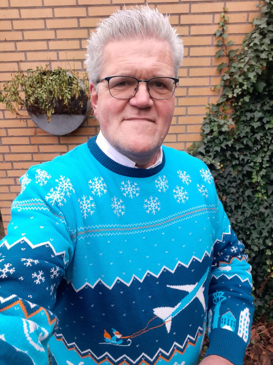 MennoSwart's tweet image. Vriend van de show Riekelt Pasterkamp is vandaag op pad om zijn @TekstPast kerstpakketten te bezorgen. Met een toepasselijke trui aan.

Merry X-mas! Thanks for filling in as co-host on @MicHighClub in 2025.

#podcast