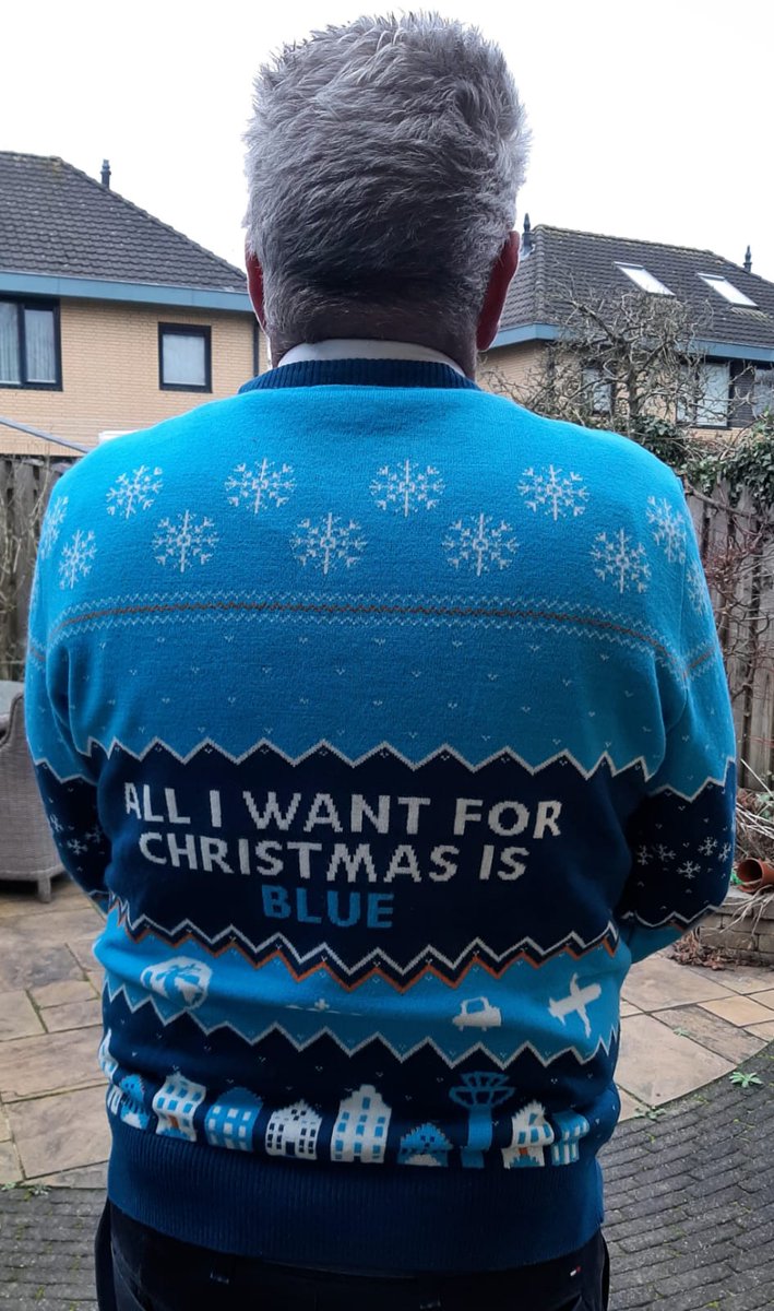 MennoSwart's tweet image. Vriend van de show Riekelt Pasterkamp is vandaag op pad om zijn @TekstPast kerstpakketten te bezorgen. Met een toepasselijke trui aan.

Merry X-mas! Thanks for filling in as co-host on @MicHighClub in 2025.

#podcast