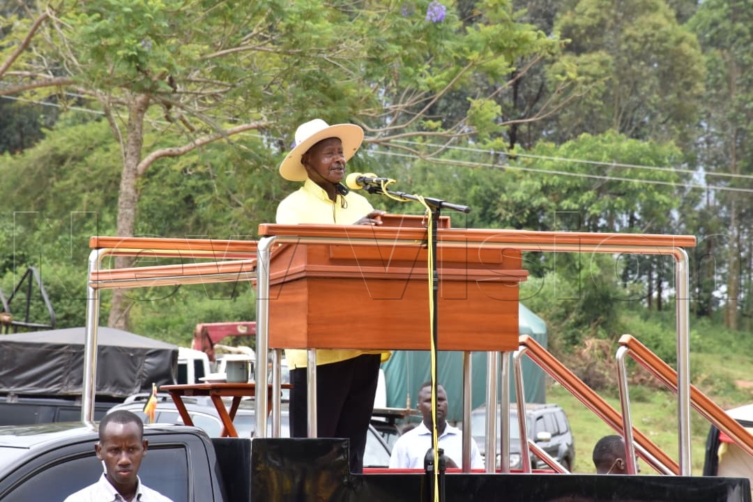 newvisionwire's tweet photo. 📍 Gomba District rally
"If God created the world and all things in six days, who am I to do everything at once? Our style of operation is one by one, and it makes a bundle." — President Museveni
📸 Simon Peter Tumwine
#VisionUpdates #Gomba #Museveni https://t.co/OcQgyVoogR