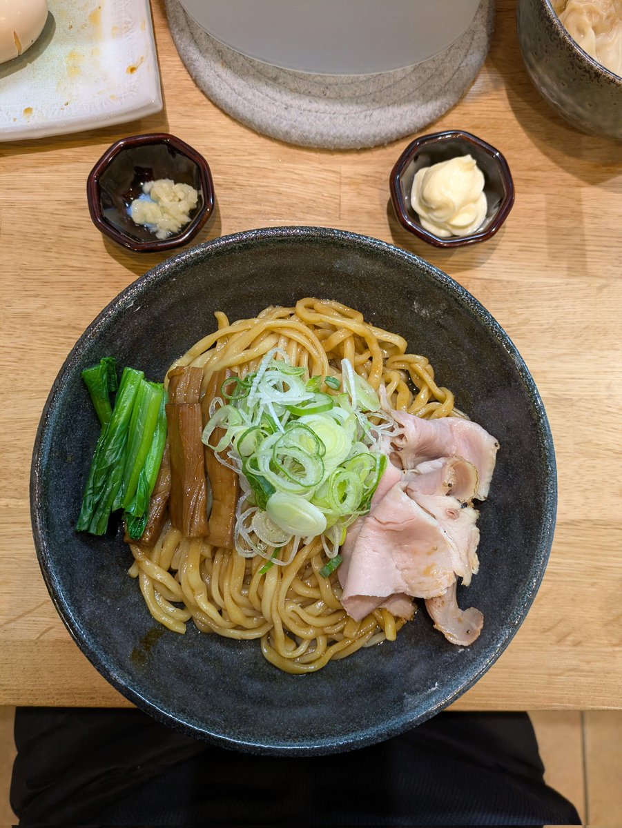 Halu_o26's tweet image. 麺饗庭 必道 水戸市
瓶ビール レモンサワー
牡蠣醤油の油そば(マヨネーズ ニンニク) 味付き替玉B

今日は必道に行ってきました。
油そば超激ウマでした(≧∀≦)

牡蠣醤油と太麺の相性良いわ(*^^*)
めちゃウマで箸がとまりませんでしたw
もっと食いたいわ❤️

今夜は食い過ぎました。