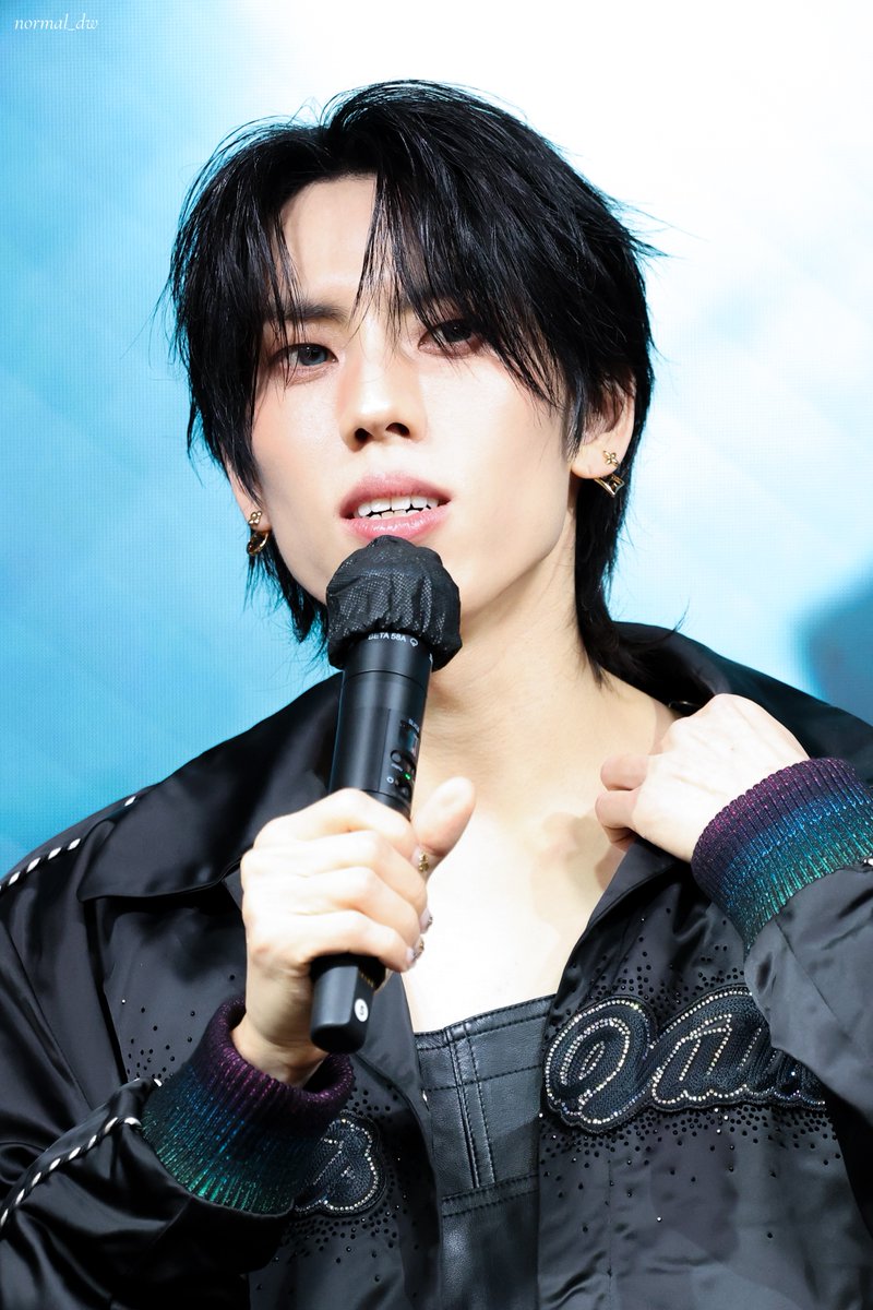 251121 케타포 팬싸

눈이 너무 예뻐🩵💙

#장동우 #JangDongWoo
#솔로 #컴백 #AWAKE 
#SWAY #SWAY_Zzz
#동우_수제앨범_SWAY_top100