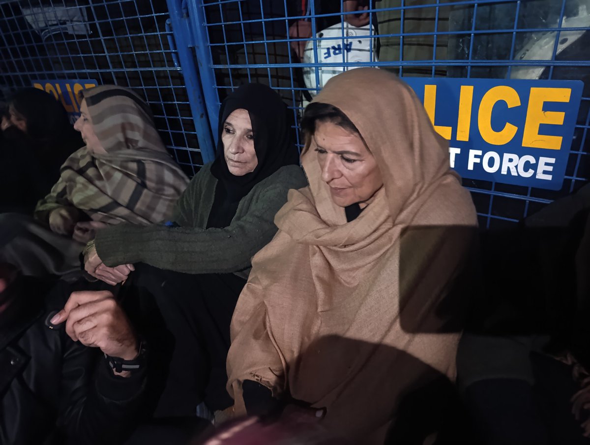 اس شدید سردی میں بہنیں ابھی تک اڈیالہ جیل کے باہر بیٹھی ہوئی ہیں بھائی سے ملاقات کی منتظر💔