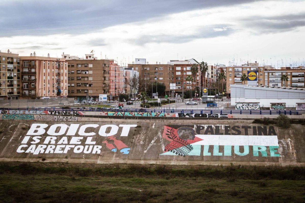 🇵🇸 El nou llit del riu Túria, al seu pas per Xirivella, ens recorda amb una nova acció impulsada per BDS PV que Palestina continua segrestada pel règim colonial sionista.

🪧 24 metres de llargària per a no oblidar que el genocidi no ha acabat i que la lluita ha de continuar
👇🏽