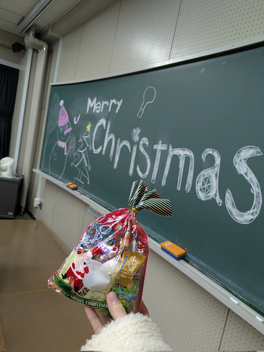 bunkyo_board's tweet photo. 先日のサークルはクリスマス仕様🎄

サークル長がサンタと化して、メンバーへお菓子をプレゼント……！！！🎅

#文教大学
#春から文教 https://t.co/0pnHuNBSCw