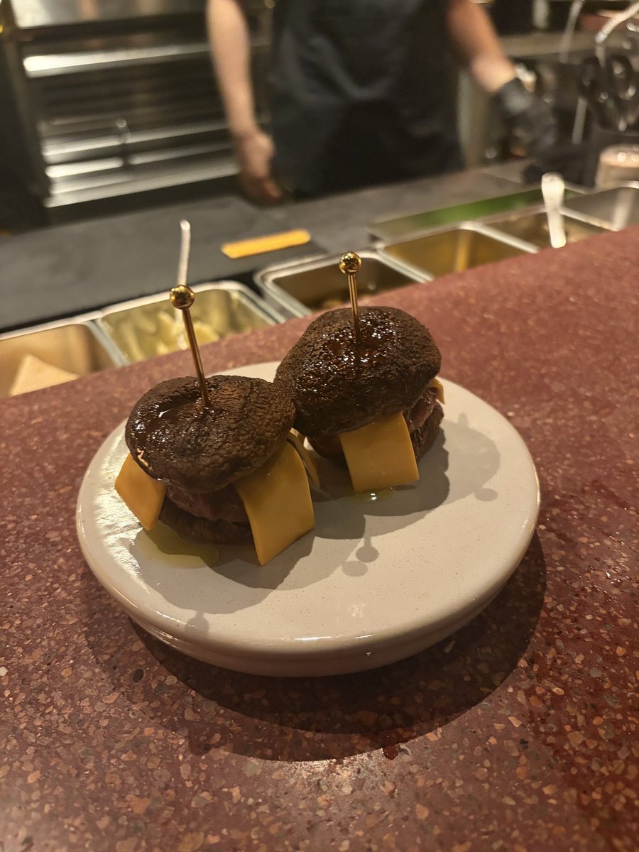 ananco0923's tweet photo. しいたけのチーズバーガー美味しかった🍔　📍渋谷NIKUDOSI

#渋谷ディナー　#渋谷グルメ https://t.co/lm1lHb5aPx