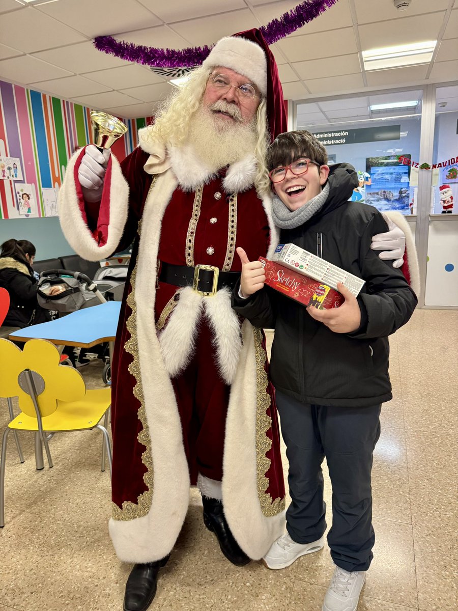 🎄🎅🏻🏥El Pare Noel ha volgut passar un dia abans per les consultes de Pediatria, Neurorehabilitació Pediàtrica i Urgències Pediàtriques de @gvadrpeset per a repartir regals i il·lusió.

🎁Gràcies a totes les entitats i persones que ho heu fet possible!

Bones festes! ✨