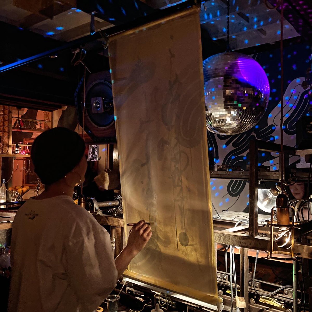 今週土曜日は “ 1G ” にてライブペイントで参加させて頂きます！
めっちゃくちゃかっこいいお店だけど年内で営業が最後となってしまいますので、あの空間で味わう1Gのお酒と音楽と絵を体感しに、まだ来られたことがない方も是非お越し頂きたいです🪩
#云云 #UnNun #1G