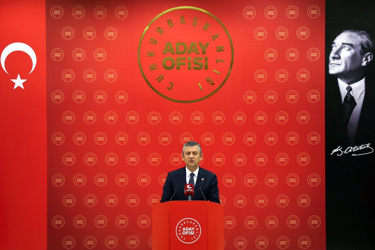 CHP İmamoğlu fotoğrafını kaldırıldı

CHP'nin Cumhurbaşkanlığı Aday Ofisi'nin arka planı değiştirildi. Arka plandan tutuklu bulunan ve İBB Başkanlığı görevinden uzaklaştırılan Ekrem İmamoğlu'nun fotoğrafı kaldırıldı.