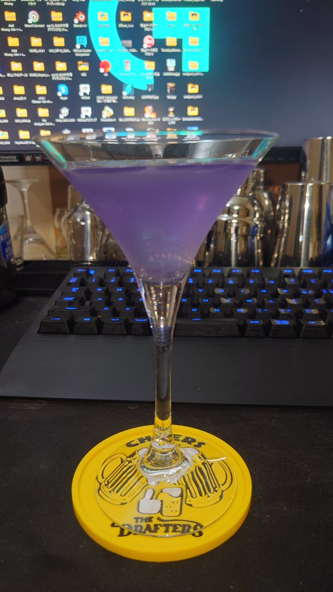 BarContrast's tweet image. パルフェタムールを使ったカクテルのブルームーンも紹介します。カクテル言葉は滅多にない奇跡や完全なる愛、出来ない相談など相反する意味のものがありますが、ブルームーンを飲んで気になる方を誘ってみると完全なる愛を見つけられるかもしれないですよ。