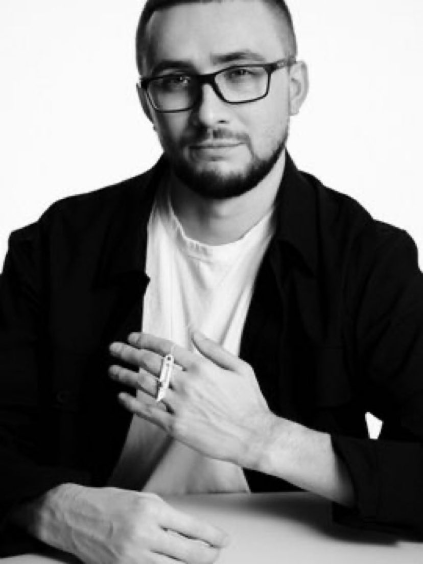 olesdrocheniy's tweet image. Сергій Стерненко підтримав Григорія Кедрука, якого обвинувачують у вбивстві працівника ТЦК Юрія Бондаренка. Він випустив ювелірну прикрасу у вигляді ножа, яким той підрізав Бондаренка

Кожна гривня, яку він отримає з продажу кулону, Стерненко відправить на оплату адвоката Кедрука