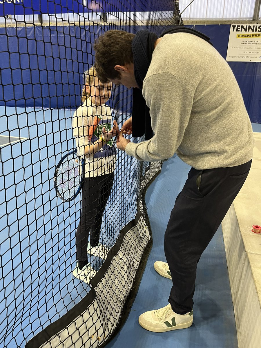 ericsalliot's tweet photo. Paul-Henri Mathieu est capitaine de coupe Davis mais aussi papa poule pour sa fille de 8 ans qui joue un tournoi au @TCBBtennis. #tcbb https://t.co/A2OSp4wKuG
