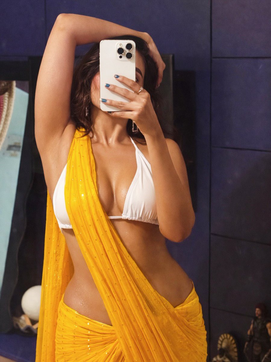 itsprovishal's tweet photo. Golden. Glossy. Dangerous🔥

#aparnareddy

#166 https://t.co/HCYuWIJA8u