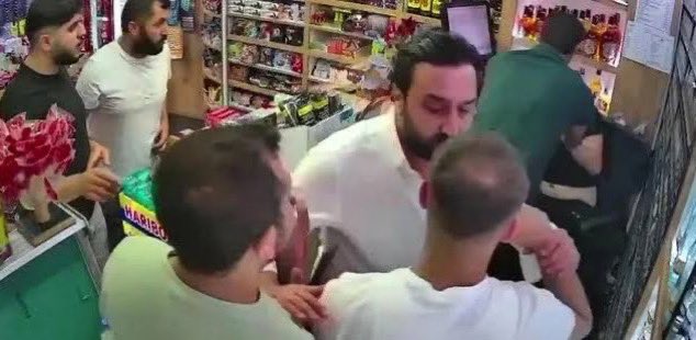 kürt sorunu

Bit pazarında Ahmet Minguzzi'yi bıçaklayarak öldüren Berkay Budak'tır.

Kadın polis Şeyda Yılmaz'ı vurarak öldüren Yunus Emre Geçti'dir.

Taksici Oğuz Erge'yi aracında bıçaklayarak öldüren Delil Aysal'dır.

Esenyurtta tekel basıp katliam yapan Özer Ailesidir.