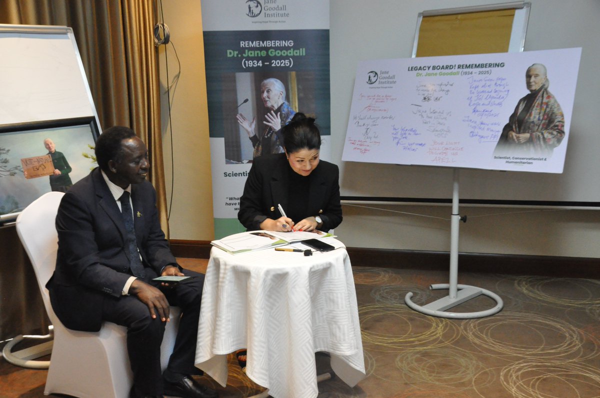 JGI_ug's tweet image. Dignitaries and guests paid tribute and signed the Green Hope Legacy Board and Legacy Book, committing to carry forward the work Jane loved and stood for across the world. 🧵#JaneGoodall #Legacy #Conservation #GreenHope @EUinUG @MTWAUganda @Ugandawildlife @UgandaTourismBoard