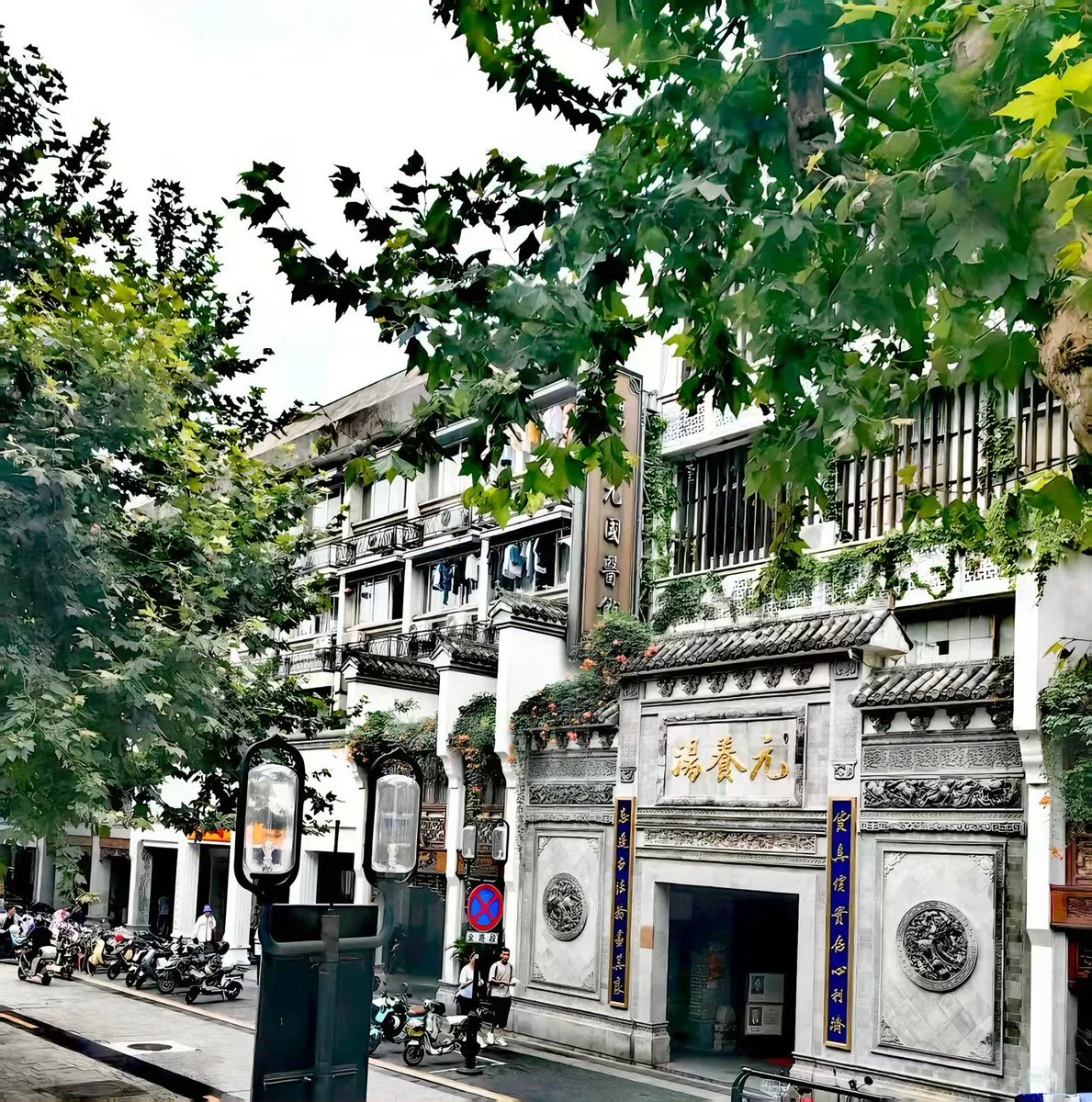 hangzhoufeel's tweet photo. In Hangzhou, a city rich in history, Tang Yang Yuan Pharmacy has been a quiet guardian of West Lake since 1869. For over 150 years, it has preserved the tradition of seniors serving seniors, where senior doctors and staff provide care with genuine empathy. 🏮👵 

It's a living reminder of Hangzhou's enduring human touch.🌿📜 

#LivingHistory #TCM #ElderlyCare