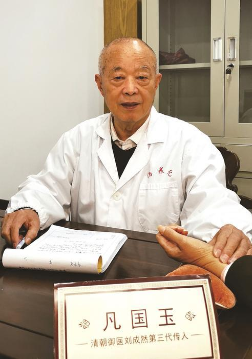 hangzhoufeel's tweet photo. In Hangzhou, a city rich in history, Tang Yang Yuan Pharmacy has been a quiet guardian of West Lake since 1869. For over 150 years, it has preserved the tradition of seniors serving seniors, where senior doctors and staff provide care with genuine empathy. 🏮👵 

It's a living reminder of Hangzhou's enduring human touch.🌿📜 

#LivingHistory #TCM #ElderlyCare