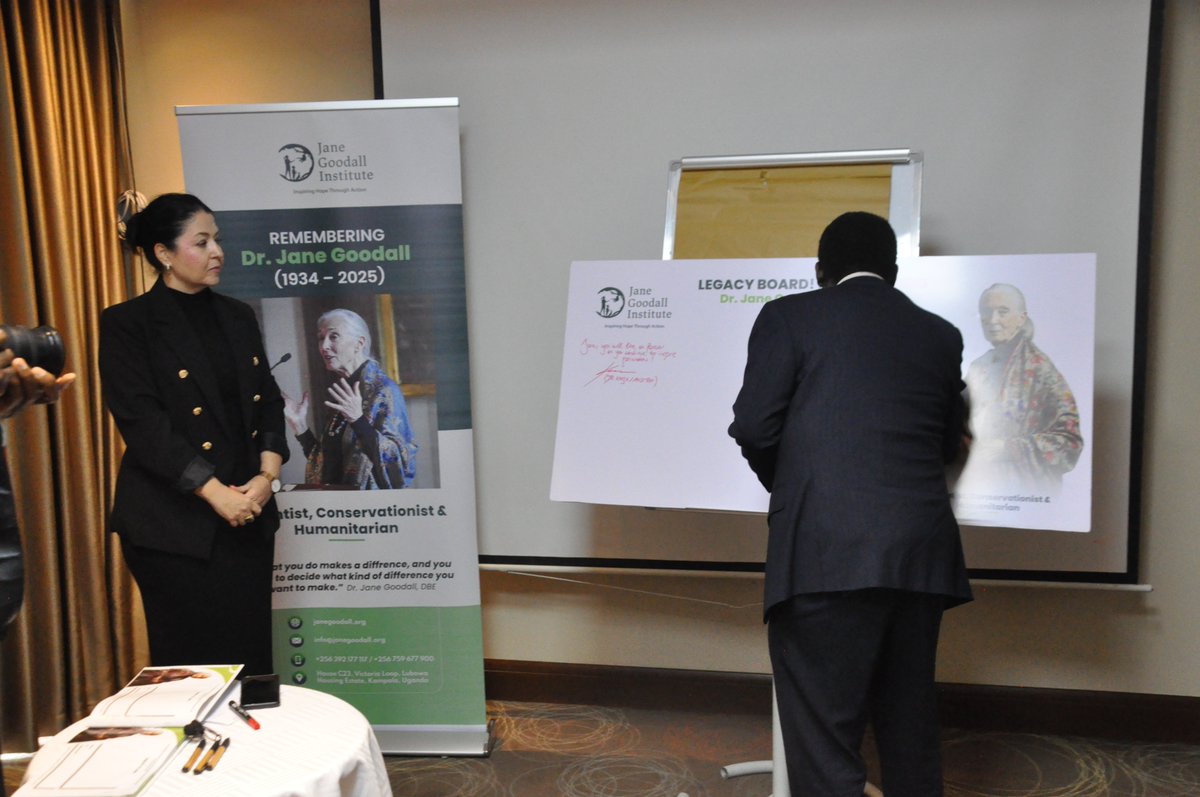 JGI_ug's tweet image. Dignitaries and guests paid tribute and signed the Green Hope Legacy Board and Legacy Book, committing to carry forward the work Jane loved and stood for across the world. 🧵#JaneGoodall #Legacy #Conservation #GreenHope @EUinUG @MTWAUganda @Ugandawildlife @UgandaTourismBoard
