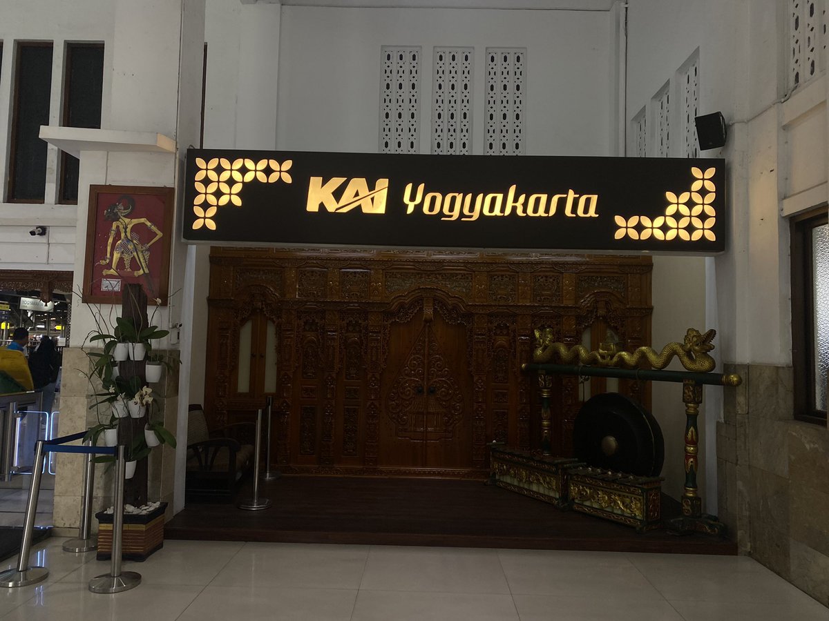 fazleyff's tweet image. Went to Jogja and god DAMN they really REALLY stamp in their Jogja brand and font even on the manhole