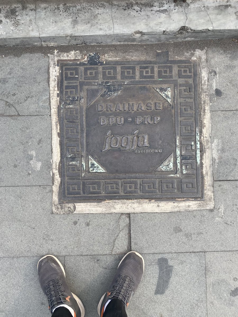 fazleyff's tweet image. Went to Jogja and god DAMN they really REALLY stamp in their Jogja brand and font even on the manhole