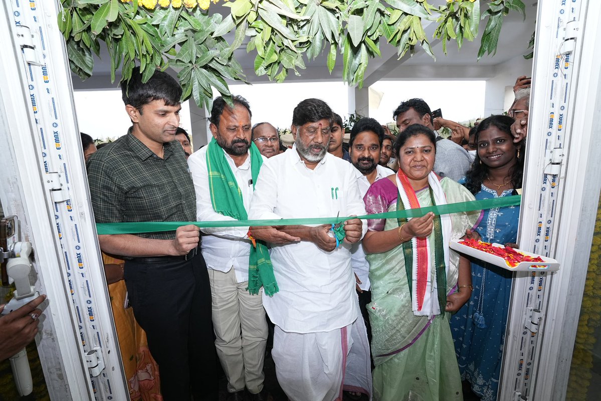 Bhatti_Mallu's tweet image. సత్తుపల్లిలో సింగరేణి జనరల్ మేనేజర్ కార్యాలయాన్ని ప్రారంభించడం జరిగింది 

136 సంవత్సరాల విశిష్ట చరిత్ర కలిగిన సింగరేణి భవిష్యత్తు మరింత బలోపేతం చేయాలన్నది రాష్ట్ర ప్రభుత్వ లక్ష్యం. సింగరేణి బొగ్గు ఉత్పత్తికే పరిమితం కాకుండా రేర్ ఎర్త్, క్రిటికల్ మినరల్స్ తవ్వకాలు, సోలార్, హైడల్,…