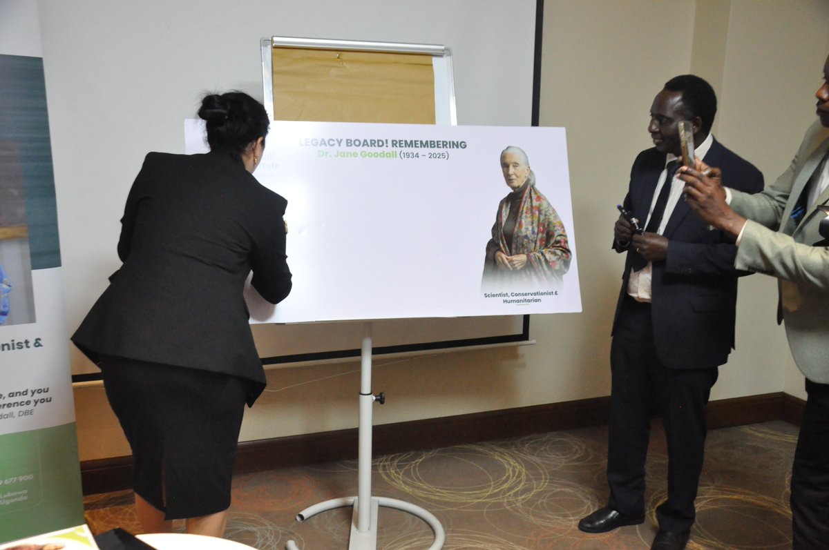 JGI_ug's tweet image. Dignitaries and guests paid tribute and signed the Green Hope Legacy Board and Legacy Book, committing to carry forward the work Jane loved and stood for across the world. 🧵#JaneGoodall #Legacy #Conservation #GreenHope @EUinUG @MTWAUganda @Ugandawildlife @UgandaTourismBoard