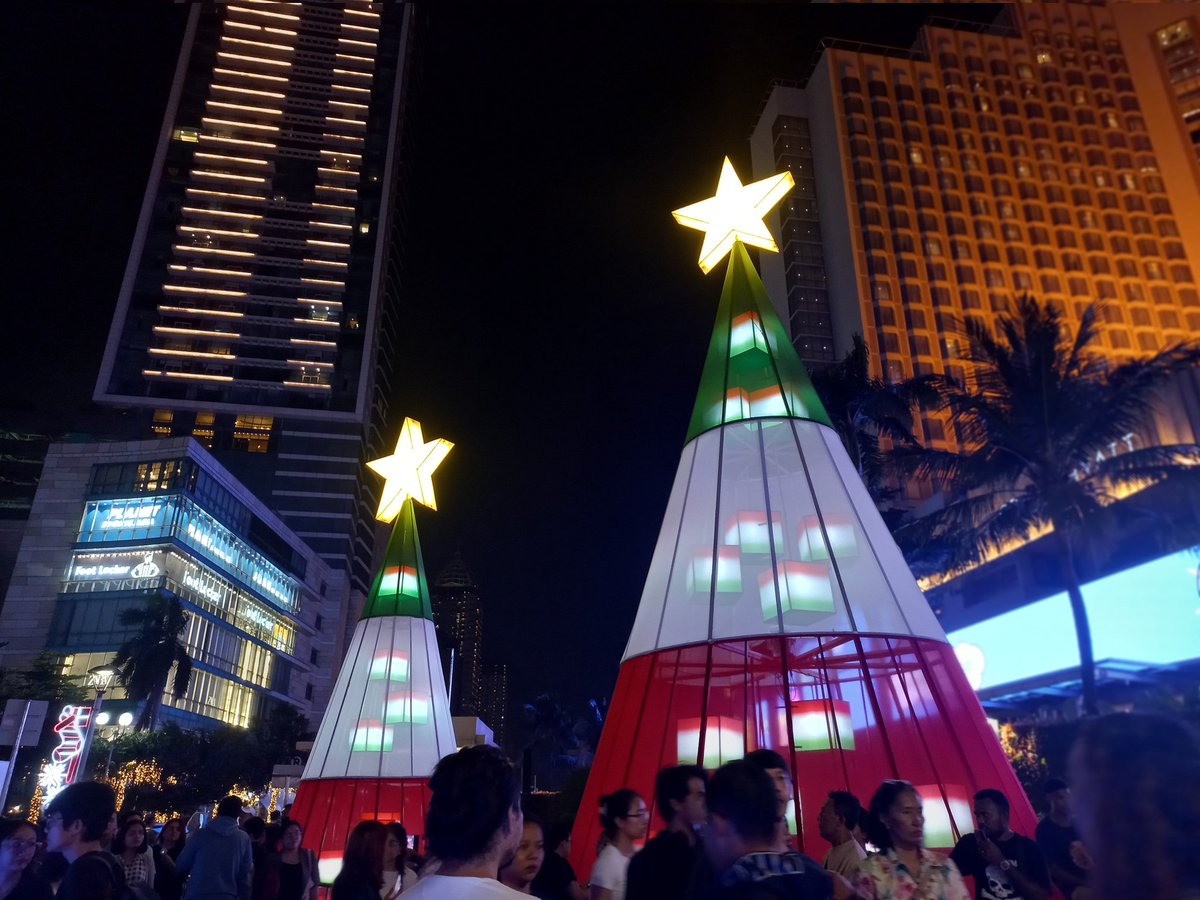 stravenues's tweet photo. Gemerlap trotoar Bundaran HI malam ini https://t.co/RAU4YdJ1Wl