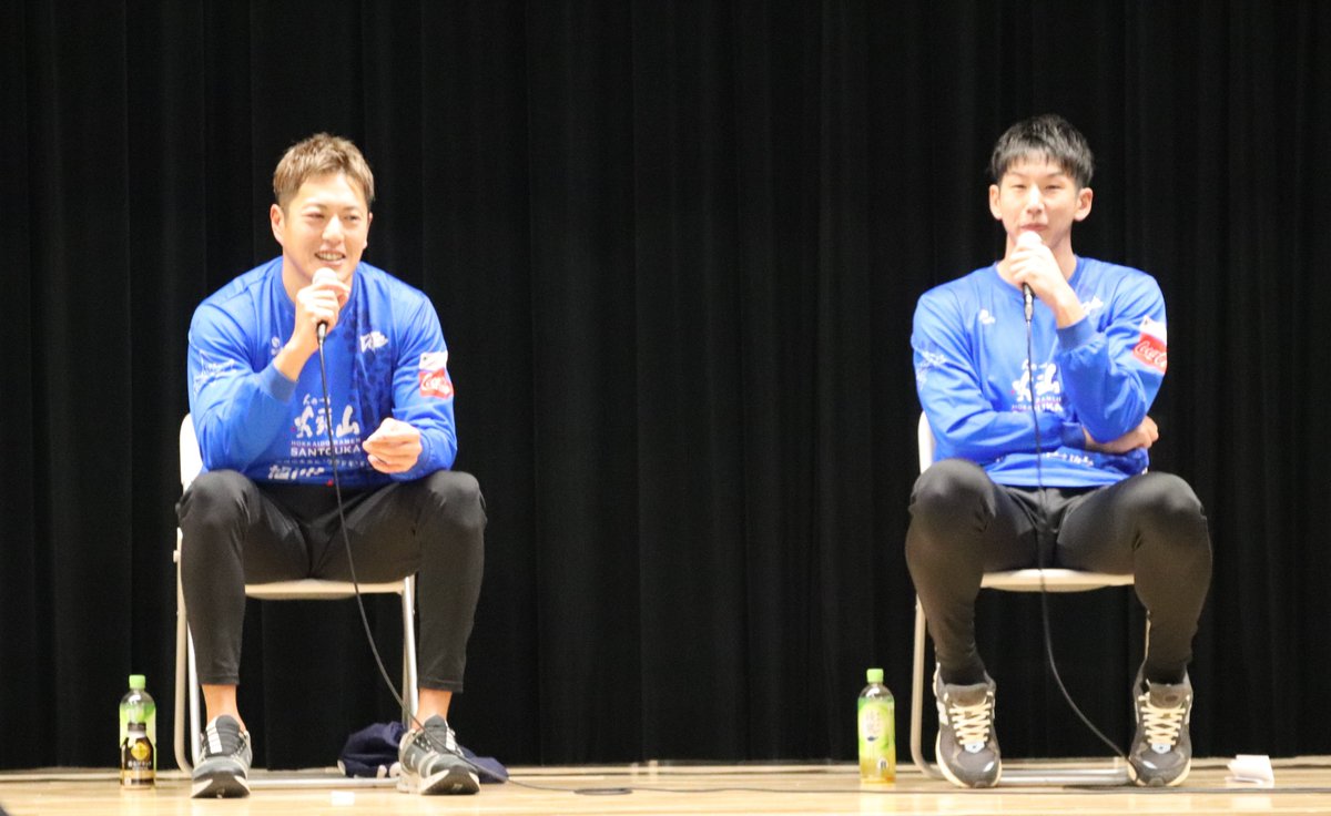 _mikity724_'s tweet photo. 2025.12.21
どっちがボケでツッコミか分からないけど対称的な2人のトークが…なんとも言えず🤣
(結構やみつきになりつつ😂)
楽しい時間でした♬.*゚
#DOTsBVT
#beachvolleyball
#ビーチバレー
#鷹栖町
#オフシーズンイベント
#古田史郎 選手
#辰巳遼 選手
#食事会の企画
#楽しみにしてるからね〜 https://t.co/u9WHP5G9uS