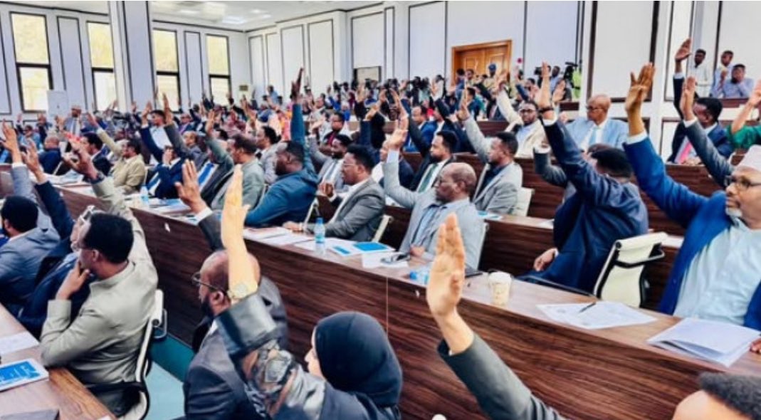 SuldanMohamed_'s tweet image. #𝐒𝐨𝐦𝐚𝐥𝐢𝐚: 𝐏𝐚𝐫𝐥𝐢𝐚𝐦𝐞𝐧𝐭 𝐀𝐩𝐩𝐫𝐨𝐯𝐞 𝐁𝐮𝐝𝐠𝐞𝐭 𝐟𝐨𝐫 𝟐𝟎𝟐𝟔

In a joint session of both chambers of the Federal Parliament on Tuesday, lawmakers passed the budget with 174 votes in favour, 4 against &amp;amp; 1 abstention, approving a total of $1,386,807,242 in…