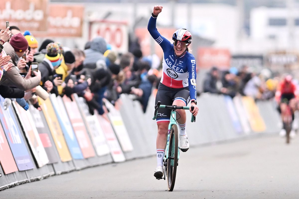 Elle l'a fait !

Amandine Fouquenet s'impose en Belgique lors de la manche du SuperPrestige à Zolder... huit ans après une certaine Pauline Ferrand Prévôt 

Woman power

📷 <a href="/GettyImages/">Getty Images</a>